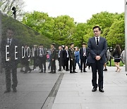 한국전 참전용사 기념비 방문한 최상목 부총리