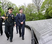 한국전 참전용사 기념비 방문한 최상목 부총리