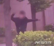 인천 길거리서 허공에 흉기 '휙휙', 20대 체포…응급입원