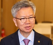 취재진 질문에 답하는 김택우 의협 비대위원장