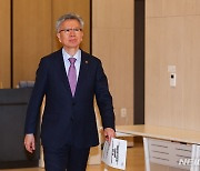 회의 참석하는 김택우 의협 비대 위원장