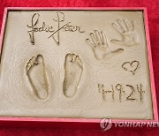 Jodie Foster Hand and Footprint Ceremony