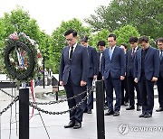 한국전 참전용사 기념비 찾은 최상목 부총리