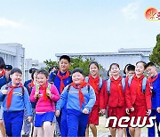 새로운 교복을 입고 등교하는 북한 학생들