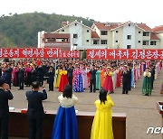 살림집에 입주하는 농업근로자들을 축하하는 북한 일꾼들
