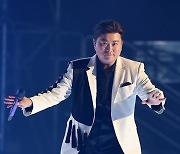 ‘황제의 귀환’ 김호중, 팬들 어깨 들썩이며 “콘서트장 무너질뻔...부모님은 신난다”