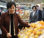 송미령 장관, 사과농가 찾아 생육관리 점검