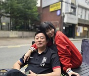 이수근♥박지연, 동네 카페서 '자연스러운 스킨십' "남편이랑 카페서 데이트♡"