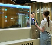 롯데백화점 방문한 외국인이 묻자.. AI 통역이 실시간 번역한다