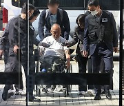 법원, '승강기 파손' 장애인단체 대표 구속영장 기각