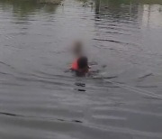 물에 빠진 남성 구한 경찰, 난동에 테이저건 제압
