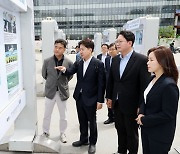 [포토] 한국보도사진전 관람하는 이준석 개혁신당 대표