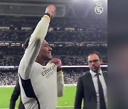 [VIDEO] Real Madrid players celebrate after late comeback in El Clasico
