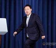 尹, 처음으로 ‘정치인’ 출신 정진석 비서실장 기용…여야와 소통 강화 포석