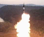 [속보]합참 "북한 미사일, 300여㎞ 비행 후 동해 탄착"