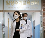 이동하는 충북대병원·의대 비대위 관계자들