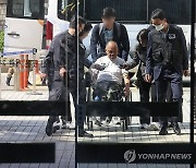 '엘리베이터 파손' 전장연 활동가 구속영장 기각