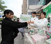 [포토]직장인들에게 어메이징 오트 제품 증정