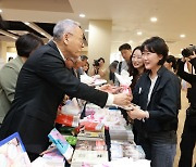 [포토]시민들에게 책 나눠주는 유인촌 문체부 장관