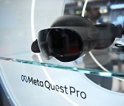 메타, VR 헤드셋 퀘스트 OS 개방…'제2의 안드로이드'로 키운다