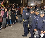 [포토]NYU 캠퍼스 점거 친팔 시위대와 대치하는 경찰
