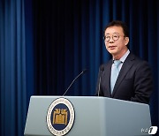 홍철호, 윤재옥 예방…'25만원 지원금'엔 "어려운 질문"