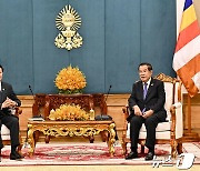 [포토]캄보디아 실세 훈 센 의장 만나는 라오스 주석