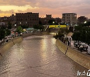 [포토] 노을지는 예멘 속 물에 잠긴 거리