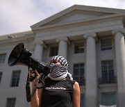 [포토] 친팔레스타인 시위 중 연설하는 참가자