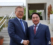 문재인 전 대통령 만난 이석현 비대위원장