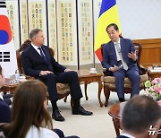 루마니아 대통령 면담하는 한덕수 총리