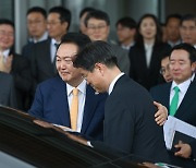 尹 배웅 속 용산 떠난 이관섭 "개혁 차질없이 추진될 것"
