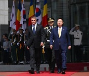 한-루마니아 정상회담 "방산·원전 사업 협력 확대"