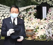 "아소 전 일본 총리, 미국서 트럼프 만난다"… 재선 대비하는 일본
