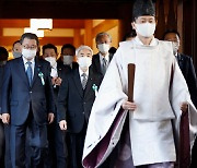 일본 국회의원들, A급 전범들 합사된 야스쿠니신사 찾아 집단 참배