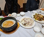 쫄깃한 식감 일품… 한 솥 가득 끓여 나오는 '토종닭 누룽지 백숙'