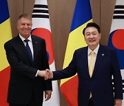 尹 “방산·원전 결실 기대”…루마니아 대통령 “실질적 협력”