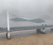 폭우 쏟아진 中 광둥성 대교에 선박 충돌… 4명 실종