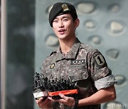 '김병장' 김수현, '눈물의 여왕' 종영 전 예비군 훈련…팬들 흐뭇