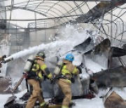부산서 야외 적재 팰릿에 불 나 근처 공장, 가건물 3채 태워