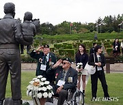 부산 유엔기념공원 참배하는 참전용사들