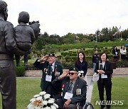 부산 유엔기념공원 참배하는 참전용사들