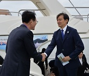박우량 신안군수와 악수하는 조국 대표