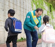 하윤수 부산시교육감 ‘해운대구 민·관 합동 통학 안전 캠페인’ 동참
