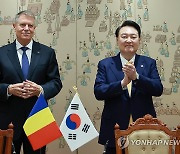 윤석열 대통령, 한·루마니아 협정 및 MOU 서명식 배석
