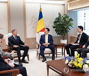 윤석열 대통령, 요하니스 루마니아 대통령과 소인수 회담