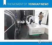 [모멘트] 전기차 충전하는 로봇