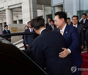 이관섭 전임 비서실장 배웅하는 윤석열 대통령