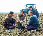 북한, 알곡 증산 위한 '농기계 동원' 논밭갈이 강조