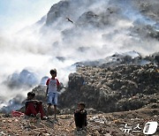 대기 오염 최악이었는데…뉴델리 '쓰레기 산' 화재로 주민들 유독가스 피해